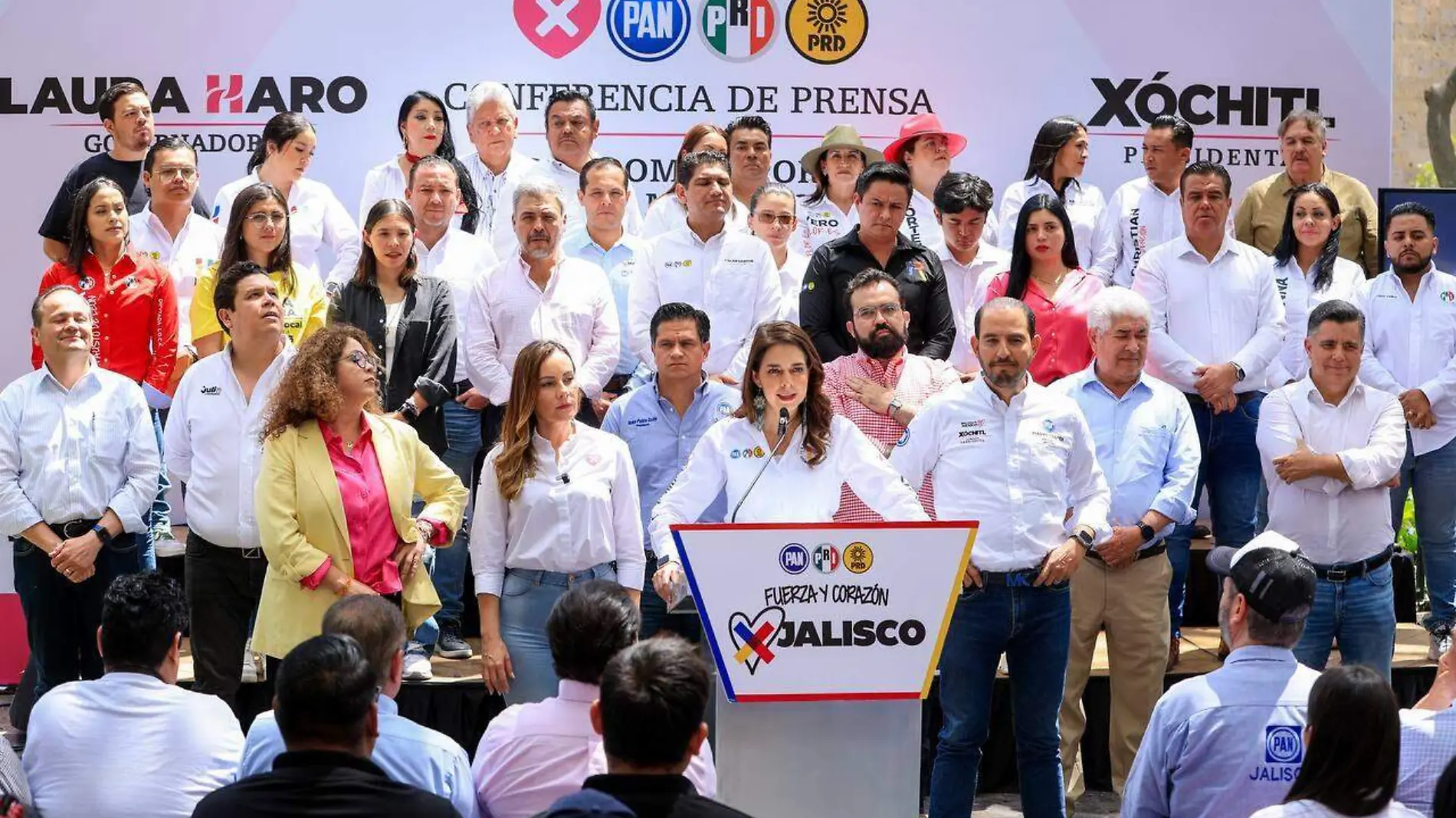 Laura Haro firma compromisos